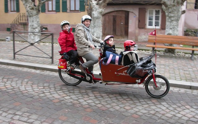 en vélo biporteur direction l'école
