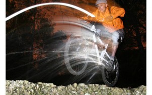 photo artistique de nuit en Vélo tout terrain