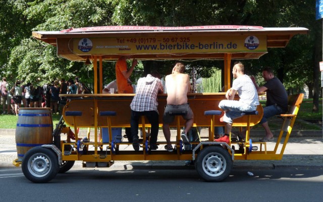 boire une bière à vélo