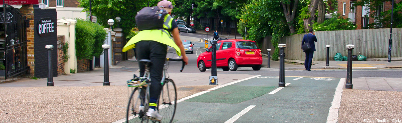 Cycliste avec un gilet jaune