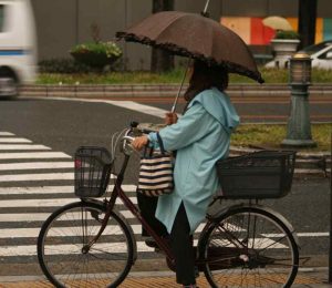 Tenue étanche et parapluie de rigueur en cas de pluie