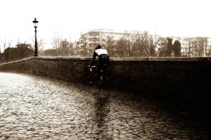 En promenade ou en entrainement, une veste imperméable sera bien utile