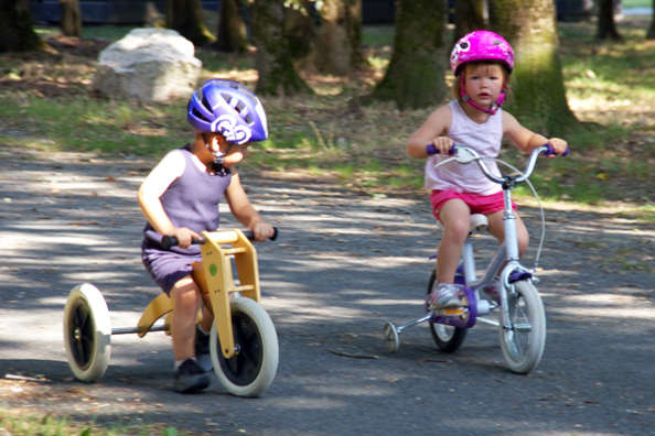 Porteur bébé, trotteur, et tricycle pour apprendre avant son premier vélo