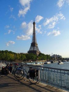 Des vélos de voyage devant la Tour Eiffel à Paris