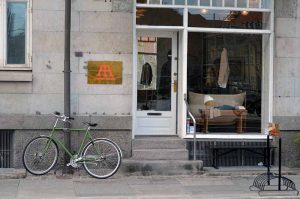 À Copenhague, chaque boutique a son propre parking vélo