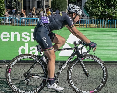 Vélo de course avec un torse incliné.