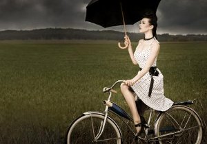 velofemmerobeparapluie