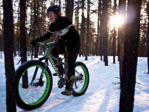 Un fat bike roulant dans la neige