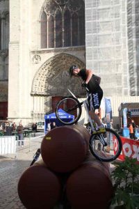 Franchissement d'obstacles dans une compétition de VTT trial