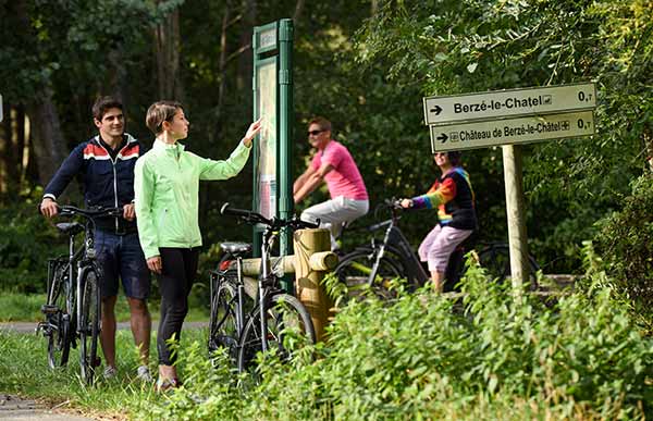 Des cyclovoyageurs cherchant leur chemin sur la Voie Verte à Berzé le Chatel en Saone et Loire