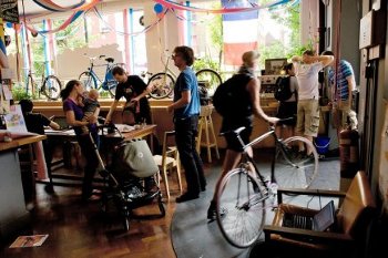 communauté cycliste londonnienne au café vélo