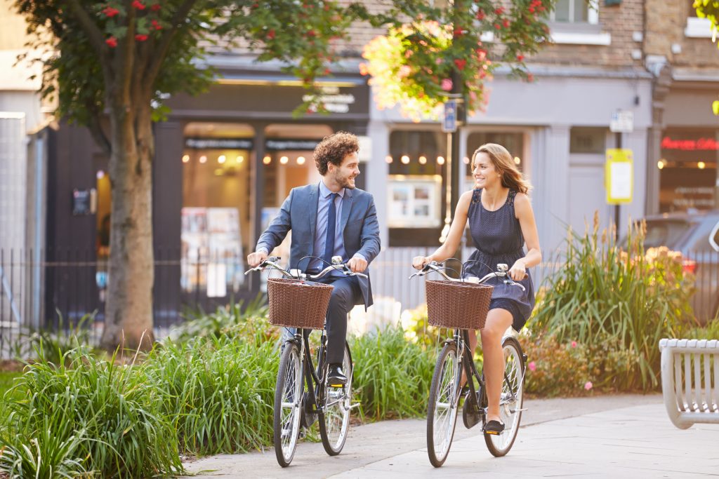 Homme et femme arrivant au travail à vélo