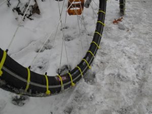 Pneus vélo pour rouler dans le neige : pneu clouté ou avec chaîne