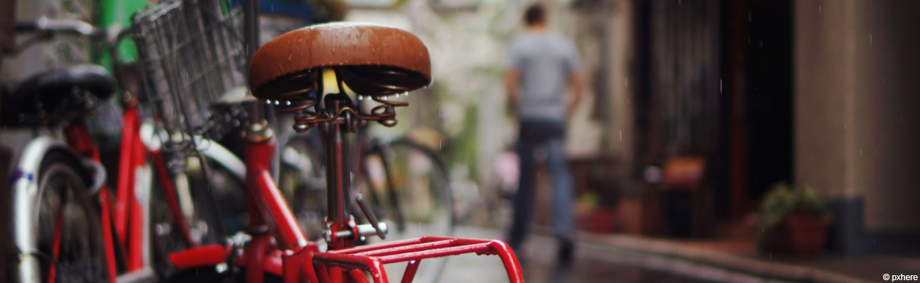 Circuler à vélo sous la pluie : protections étanches et housses de pluie