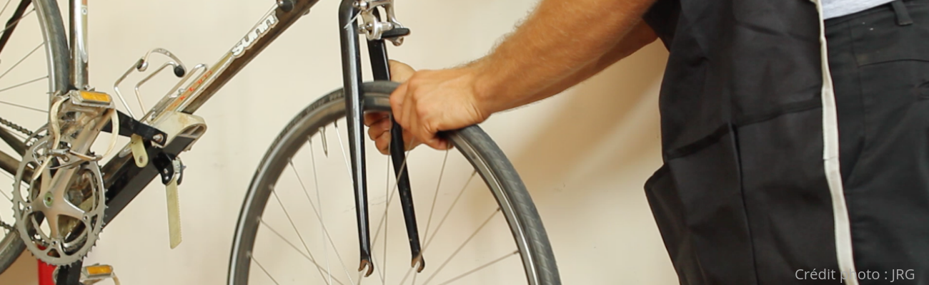 Comment remplacer une roue de vélo