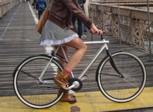 Faire du vélo en jupe, un danger pour la circulation ?