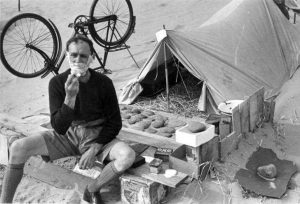 Un cyclotouriste se rase devant sa tente en Angleterre dans les années 1930