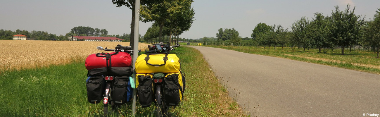 Des vélos de voyage posés à côté d'une véloroute