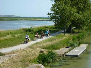 Promenade en groupe le long du canal sur La Méditerranée à vélo