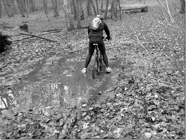 Concours photo « L’insolite dans le vélo »: Un vélo trainé dans la boue