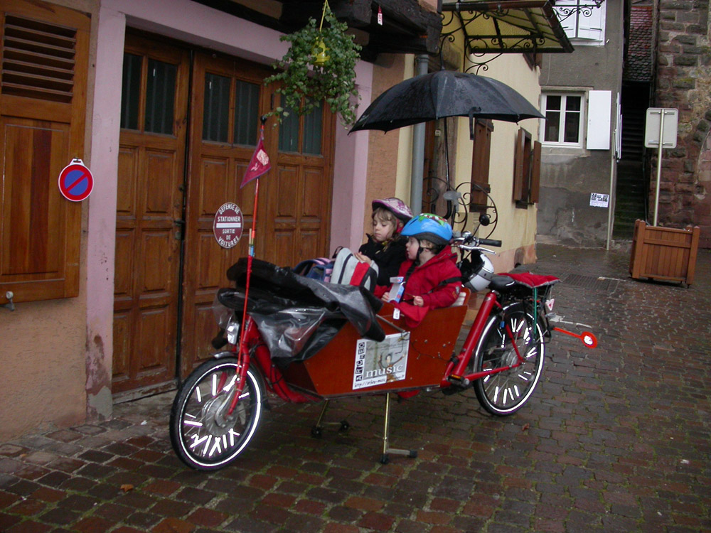 Bien à l'abri grâce au porte parapluie pour vélo