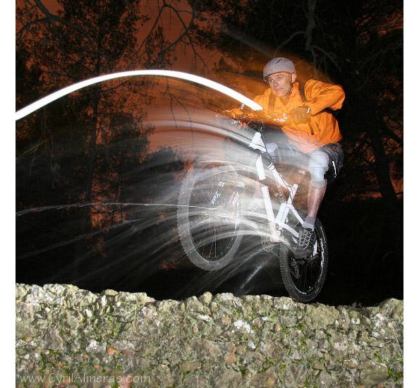 Concours photo « L’insolite dans le vélo » : un saut en VTT lumineux