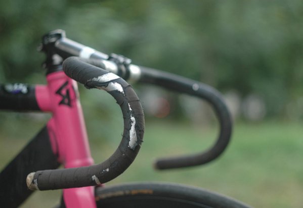 Douleurs aux mains et aux poignets à vélo : nos conseils pour y remédier