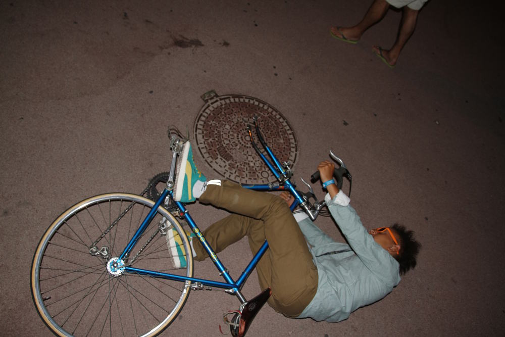 Concours photo « L’insolite dans le vélo » : Le vélo à plaque d’égout