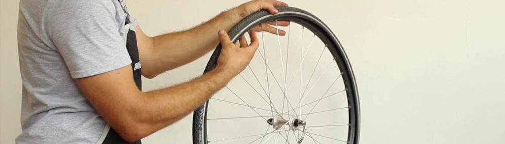 Comment coller une rustine pour réparer une chambre à air de vélo -  Tutoriel de réparation iFixit