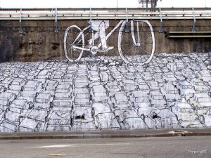 Vélo tagué pour le street art parisien