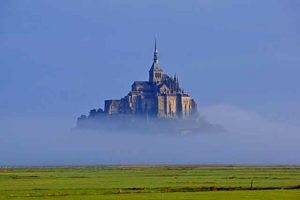 La baie du Mont Saint-Michel dans la brume