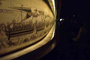 La Tapisserie de Bayeux, patrimoine de l'UNESCO sur la route du Mont Saint-Michel à vélo