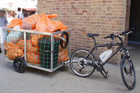 Les poubelles ramasser en vélo électrique