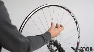 Vérifier la tension sur ses rayons de vélo