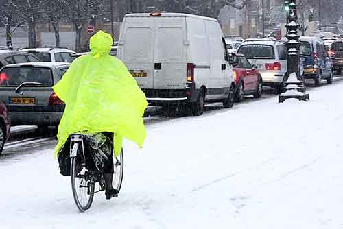 Un cycliste affronte la neige