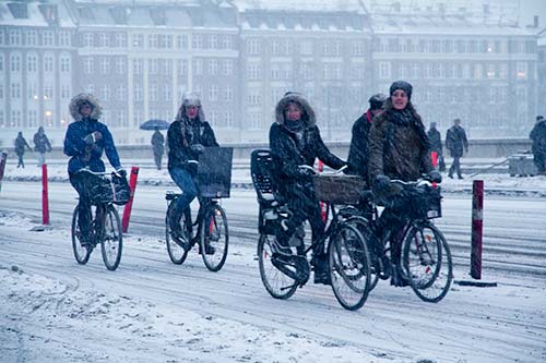 Cyclistes sous la neige à Copenhague