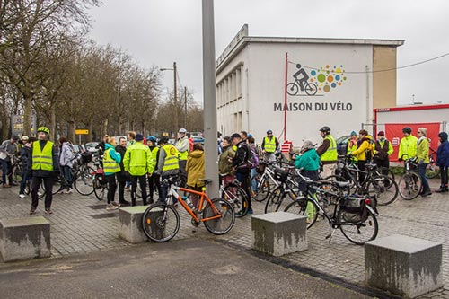 Départ d'une promenade à vélo organisé par les Dérailleurs de Caen devant la Maison du Vélo