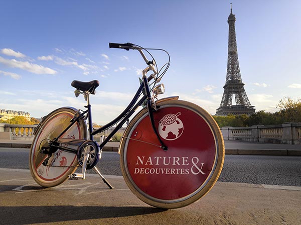 Un vélo libre-service électrique de fonction aux couleurs d'une entreprise