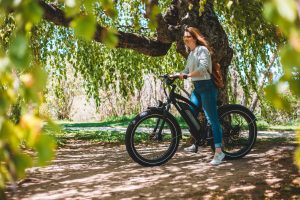 Vacancière sur un itinéraire vélo électrique