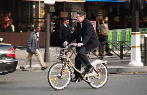 À vélo, le casque c'est : 🔵 - Service-Public.fr