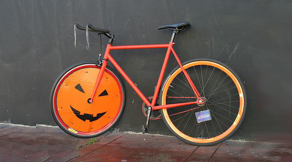 Accessoires orange et noir pour customiser son vélo à Halloween