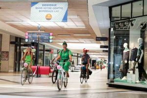 Insolite, visiter un centre commercial à vélo