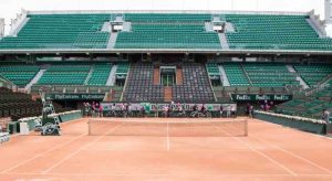 Traversée des courts de Roland Garros à bicyclette