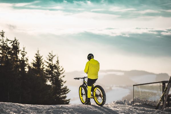 homme qui fait du vélo fatbike dans la neige en hiver