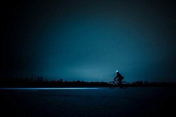 Homme qui fait du vélo quand il neige, vélo en hiver de nuit