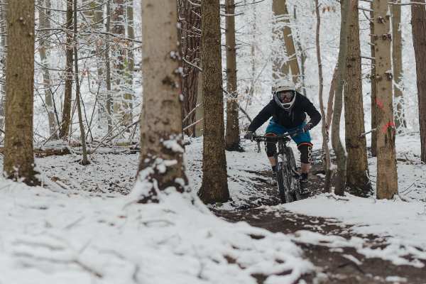 faire du VTT sur la neige en hiver et dans le froid