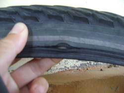 Pneu vélo abimé Pneu vélo déchiré ou fendu