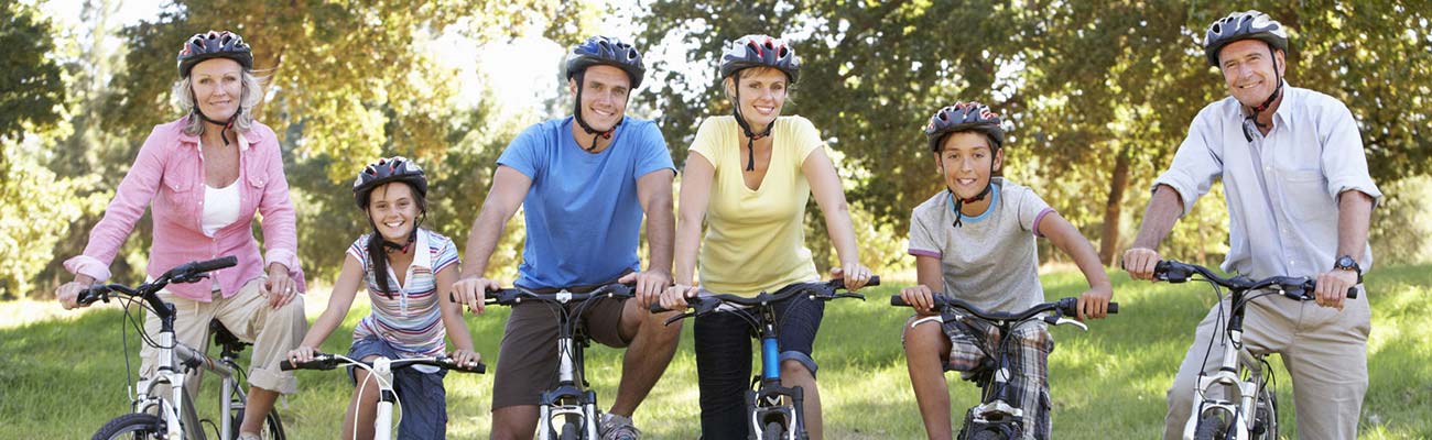 groupe de cyclistes prêts pour une balade à vélo