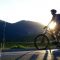 Homme qui voyage en vélo électrique