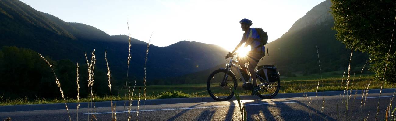 Homme qui voyage en vélo électrique